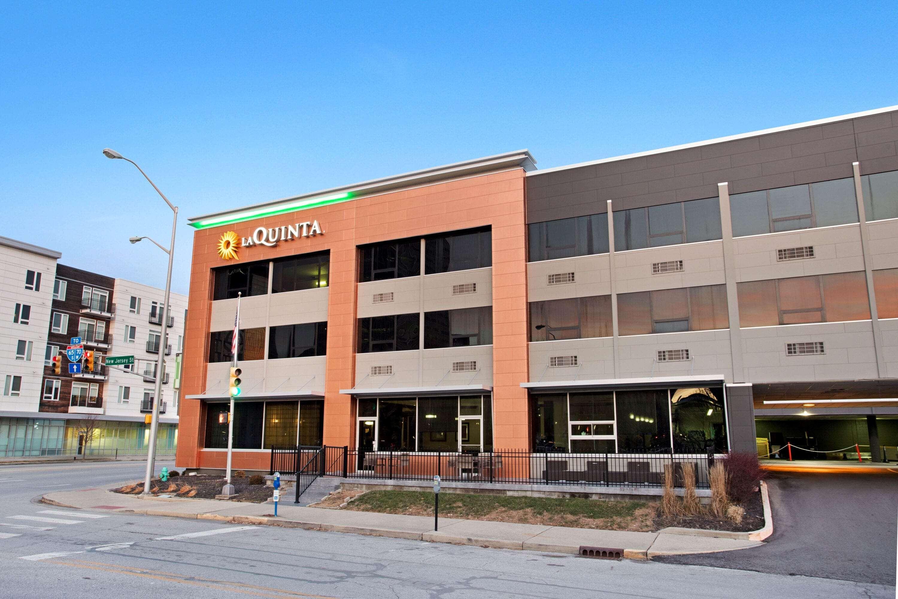 La Quinta Inn & Suites By Wyndham Indianapolis Downtown Eksteriør billede