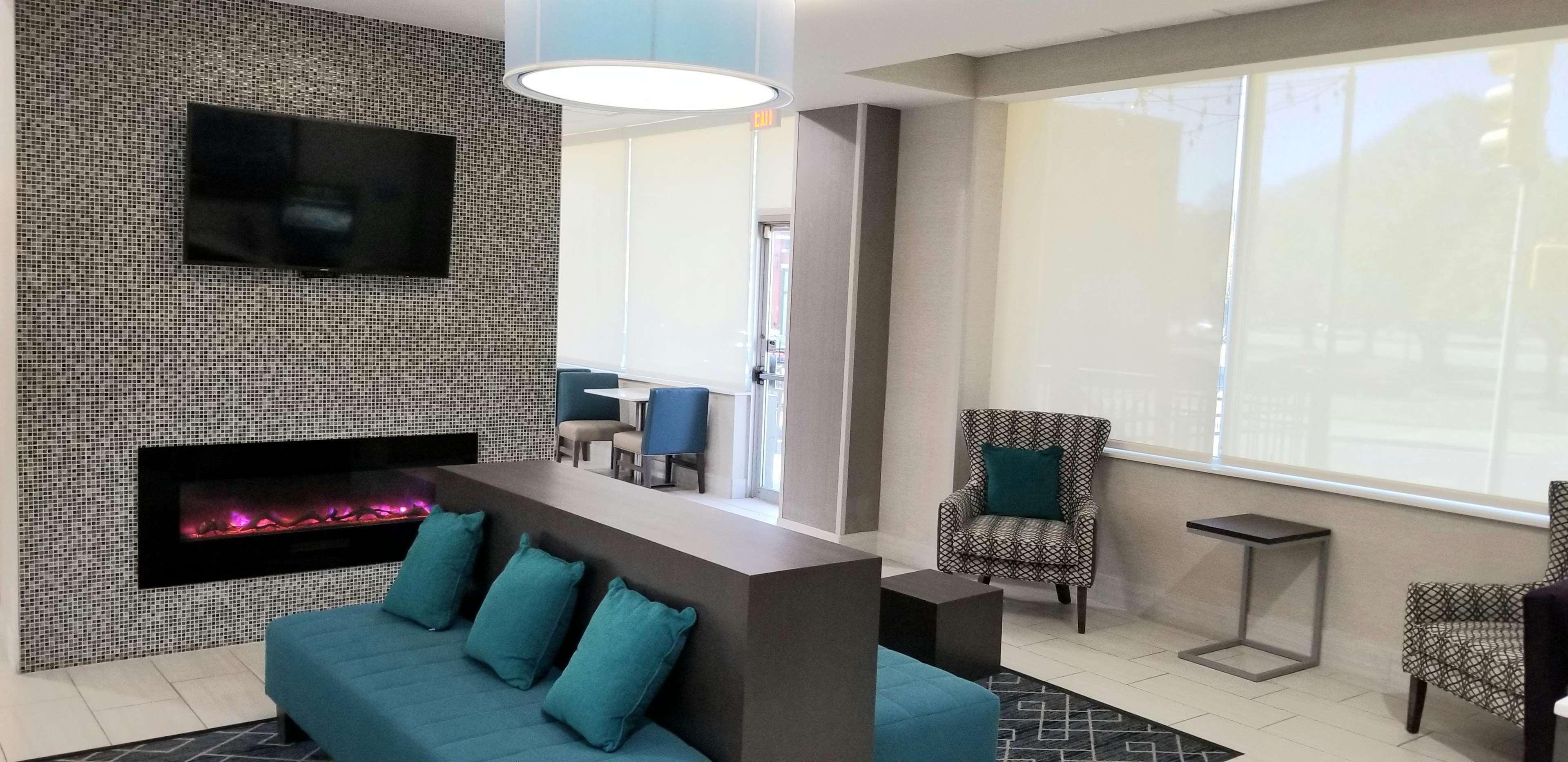 La Quinta Inn & Suites By Wyndham Indianapolis Downtown Eksteriør billede